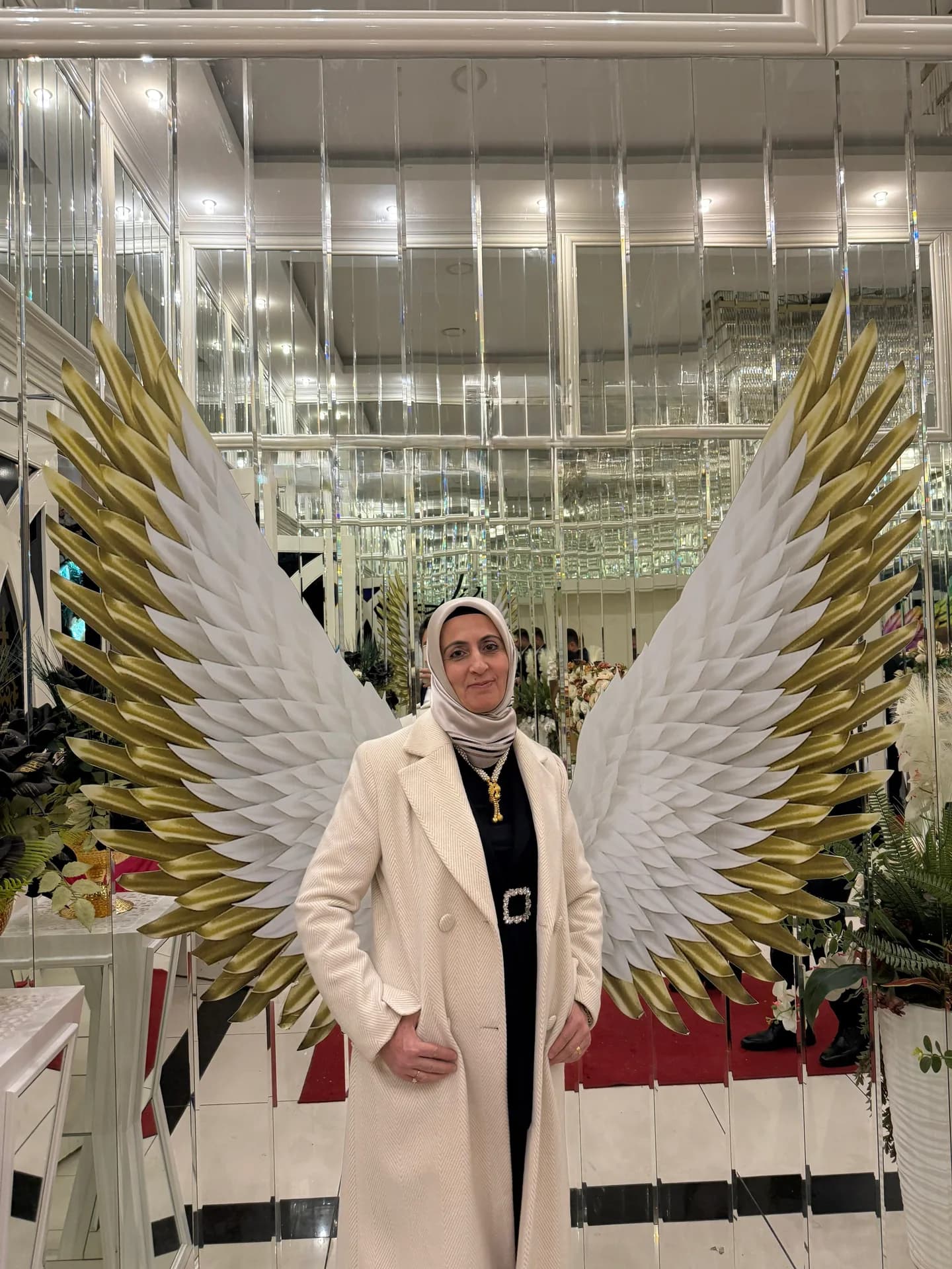 Ayla Kara - melek kanatları önünde