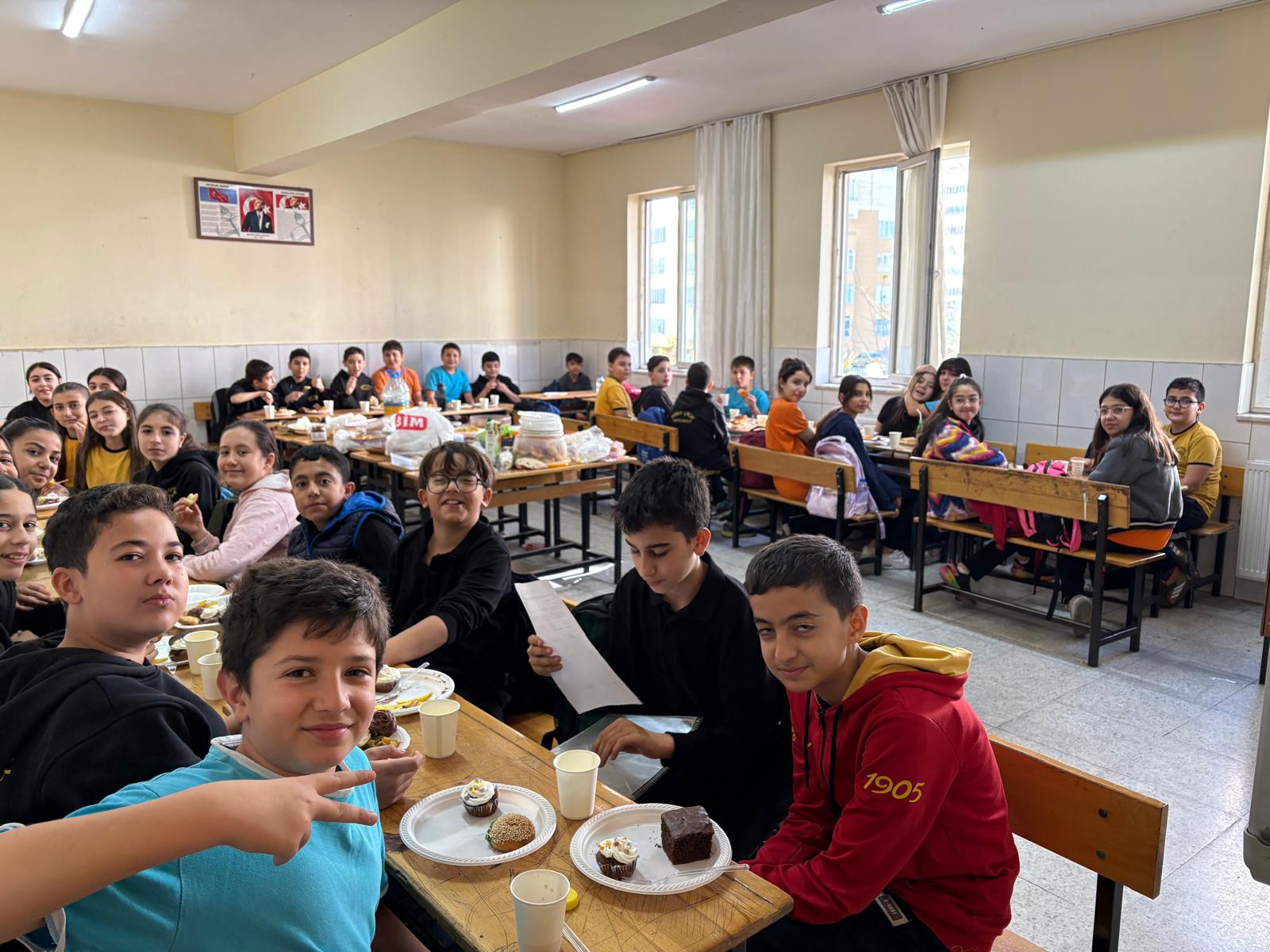 Ayla Kara öğrencileriyle